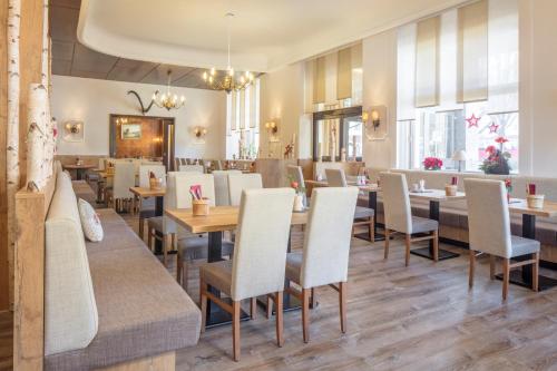 ห้องอาหาร, โรงแรมเฟียร์ ยาเรสไซเทิน (Hotel Vier Jahreszeiten) in การ์มิสช์ ปาร์เทนเคียร์เชน ซิตี้ เซ็นเตอร์