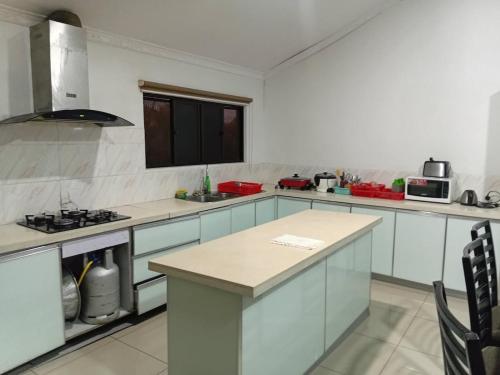 Large 4 Bedroom 8 Bed Villa in Sonaisali Rd Nadi - image 4