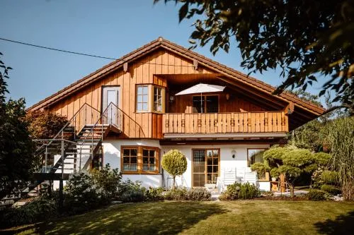 Ferienwohnung König Ludwig - Modernes Design-Apartment für Paare und Genießer am Starnberger See by LIVARIA in Berg am Starnberger See, Deutschland