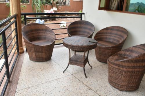 Kampala 5-Beds Sleeps 8 with Garden & Parking - image 2