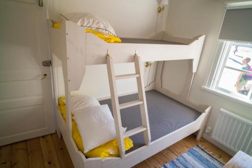 2 bunk beds