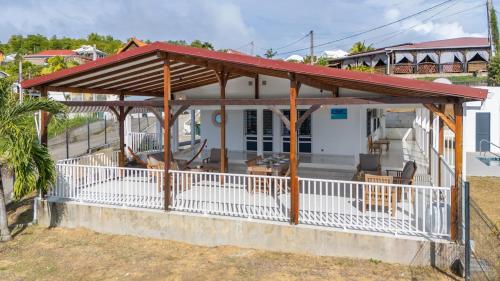 Villa L'Echo des vagues avec piscine et vue mer in La Trinite