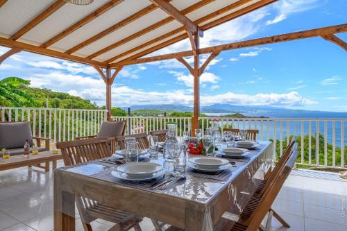 Villa L'Echo des vagues avec piscine et vue mer in La Trinite
