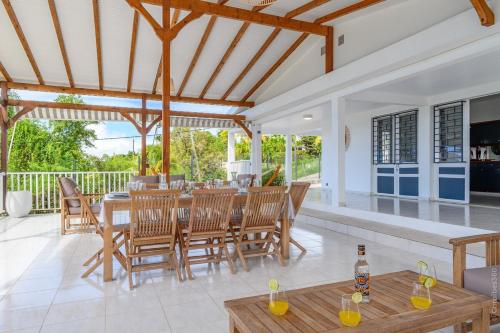 Villa L'Echo des vagues avec piscine et vue mer in La Trinite