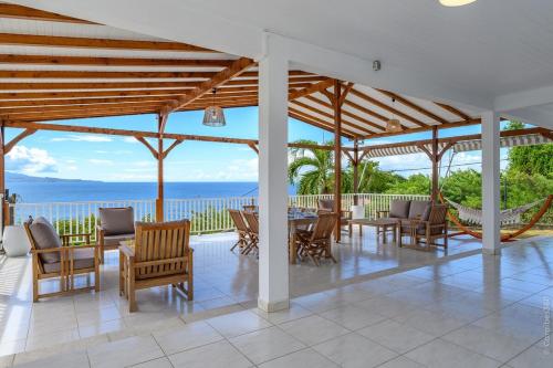 Villa L'Echo des vagues avec piscine et vue mer in La Trinite