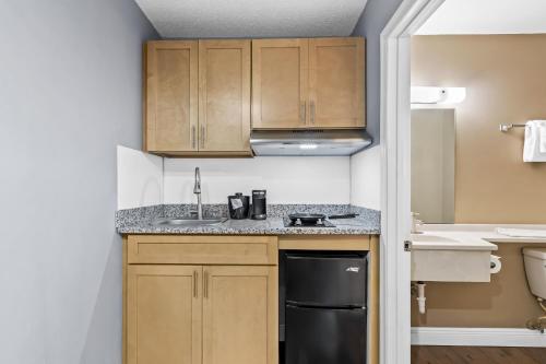 Suburban Extended Stay Hotel Stuart near Federal Hwy 1 - image 7