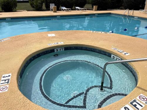 LR1 Bay Tree 1 bedroom condo with pool - image 11