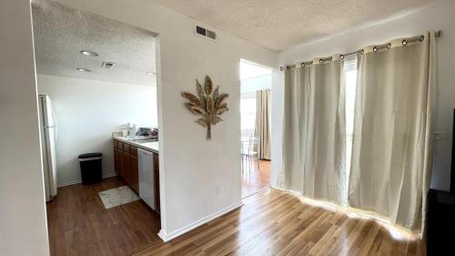 LR1 Bay Tree 1 bedroom condo with pool - image 2