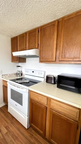 LR1 Bay Tree 1 bedroom condo with pool - image 4