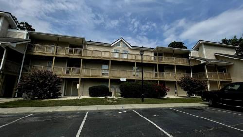 LR1 Bay Tree 1 bedroom condo with pool - main image