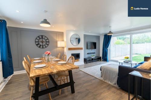 LONG TERM - Comfy Home - Cls to hospital - Sleeps 7 - wParking, Wooton Saint Lawrence
