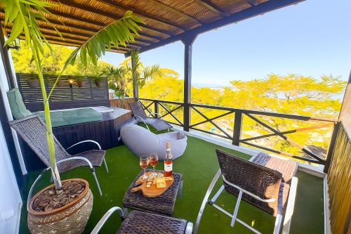 Balcony/terrace, Vista espetacular! Com jacuzzi - Ponta das Canas - Prox Lagoinha e Brava in Ponta das Canas