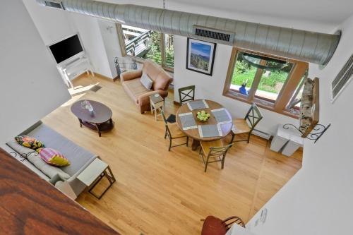 Спільний лаунж/ТБ зона, House Under The Cliff in High Falls