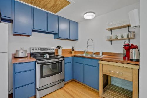 Зручності, House Under The Cliff in High Falls