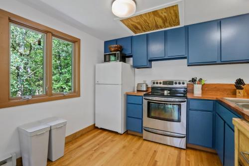 House Under The Cliff in High Falls