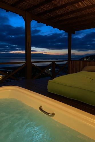 Hot tub, Vista espetacular! Com jacuzzi - Ponta das Canas - Prox Lagoinha e Brava in Ponta das Canas