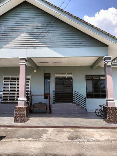 KUALA TERENGGANU GUESTHOUSE-FREE WIFI-NEAR NASI DAGANG ATAS ToL-UNIT A-1 BILIK AIRCOND 2 BILIK KIPAS in 克代布魯