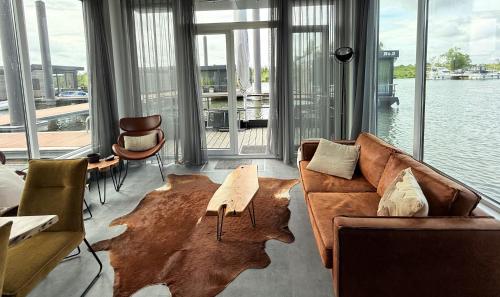 gedeelde lounge/tv-ruimte, De Maasterp - Woonboot 2 in Laak