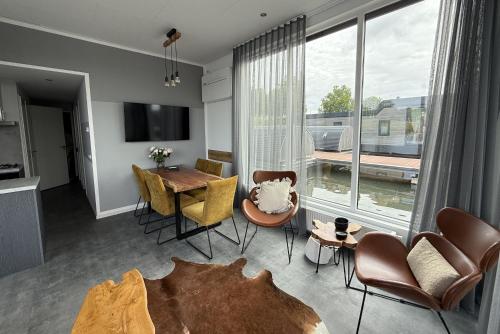 Faciliteiten, De Maasterp - Woonboot 2 in Laak