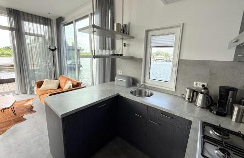keuken, De Maasterp - Woonboot 2 in Laak