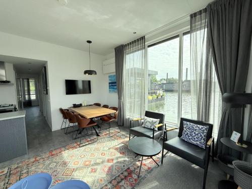 gedeelde lounge/tv-ruimte, De Maasterp - Woonboot 5 in Laak
