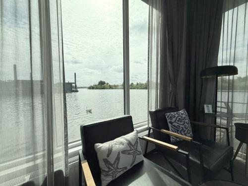 gedeelde lounge/tv-ruimte, De Maasterp - Woonboot 5 in Laak