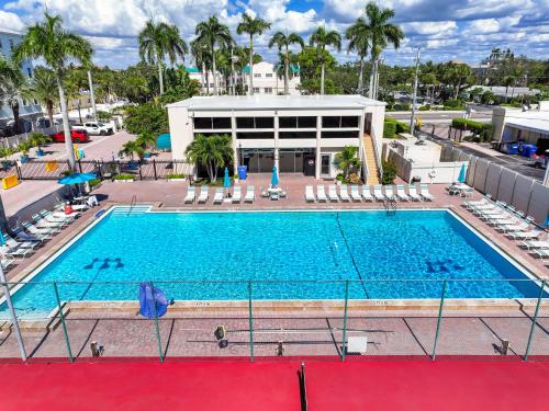 Palm Bay Club By Beachside Management