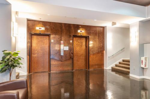 Walk to Convention Center, Paramount, Pike Place Market, Capital Hill, Parking Available in First Domb