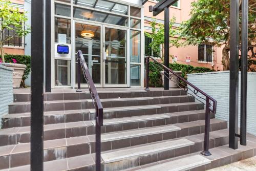 Walk to Convention Center, Paramount, Pike Place Market, Capital Hill, Parking Available in First Domb