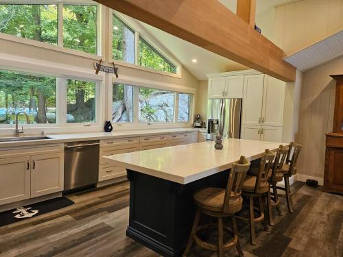 Olga's Bay Lake House in Windermere (ON)