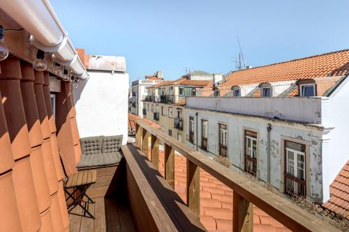 Bairro Alto Rooftop with Balcony and View by Homing - image 3