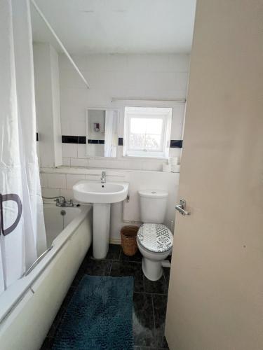 5 Bed Townhouse with Garden & Parking by BrumStay UK, Birmingham (zdjęcie 8)