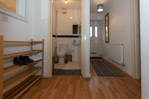 5 Bed Townhouse with Garden & Parking by BrumStay UK, Birmingham (zdjęcie 6)
