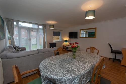 5 Bed Townhouse with Garden & Parking by BrumStay UK, Birmingham (zdjęcie 4)