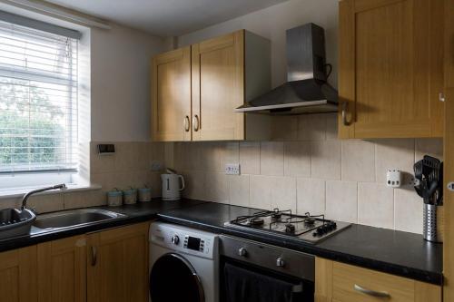 5 Bed Townhouse with Garden & Parking by BrumStay UK, Birmingham (zdjęcie 3)