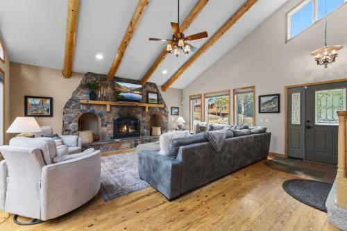 Creekside Retreat Hot Tub + Game Room