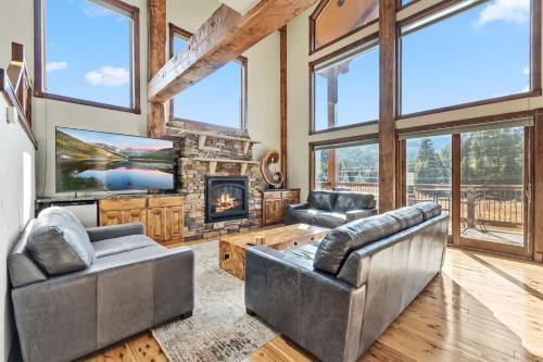 Whispering Pines Retreat Hot Tub & Game Room – khách sạn tại Sông Blue