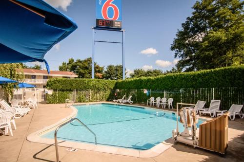 泳池, Motel 6 Leominster, MA in 萊明斯特