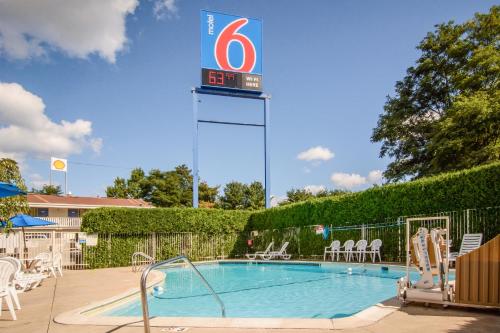 泳池, Motel 6 Leominster, MA in 萊明斯特