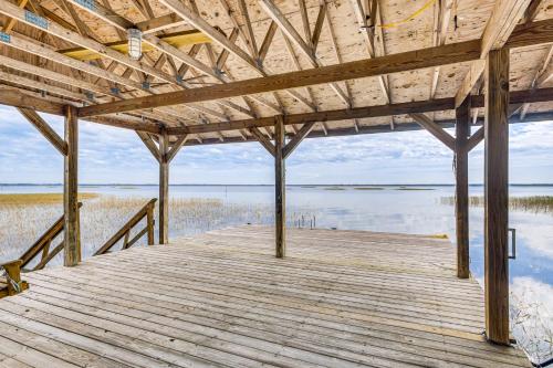 Fish, Swim & Grill: Lakefront Carolina Home! in Whiteville (NC)