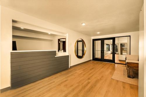 Lobby, LivAway Suites Orem-Vineyard in Lindon