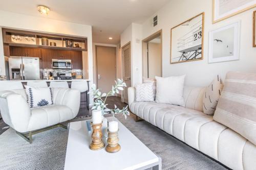 Trendy 2BD 2BTH Apt steps from Downtown Santa Monica with Ocean Views! in Los Angeles, USA