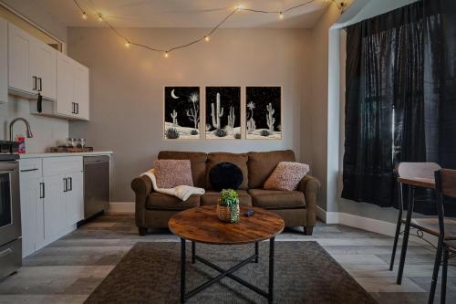 Cozy Desert Den 10 Min Downtown& 6 Min Brewerytown