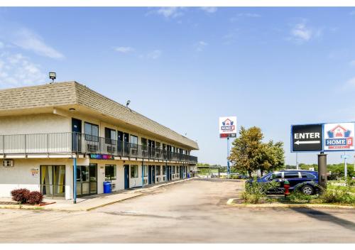 Foto - Home 6 by Townhouse Topeka KS I 70