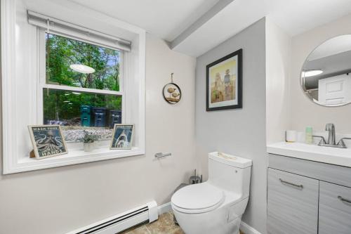 Walk to Private Beach from Cozy Retreat in Sandwich (MA)