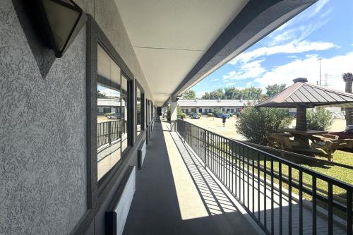 Hotel O Regency Suites Houston - IAH Beltway 8 - image 6