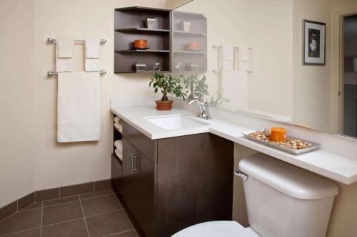 Sonesta Simply Suites Philadelphia Mount Laurel - image 6