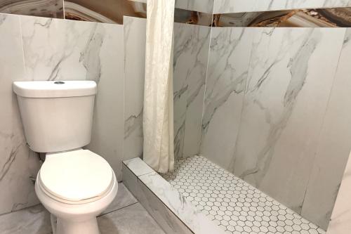 Hotel O Regency Suites Houston - IAH Beltway 8 - image 9