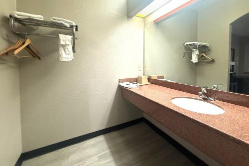 Hotel O Regency Suites Houston - IAH Beltway 8 - image 10