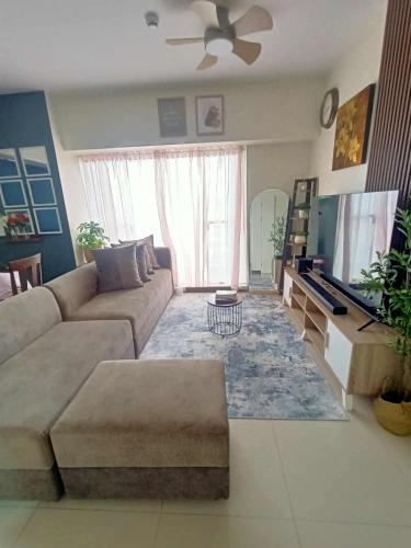 Family-Ready Skyline Retreat near BGC with Free Parking